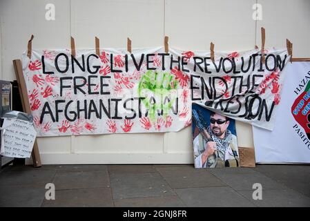 London, Großbritannien. September 2021. Während der Demonstration werden Banner zur Unterstützung von Afghanen gezeigt.in Whitehall, gegenüber der Downing Street 10, wurde eine Demonstration von Freya Wood und Imran Rezai organisiert. Der Protest soll sich solidarisch mit allen Menschen in Afghanistan zeigen - mit Menschen aus Paschtoon, Usbekisch, Tadschikisch und Hazara. Vor allem, sich den Frauen in Kabul und in ganz Afghanistan zu stellen, denen täglich ihre Rechte durch die Taliban eingeschränkt werden. Kredit: SOPA Images Limited/Alamy Live Nachrichten Stockfoto