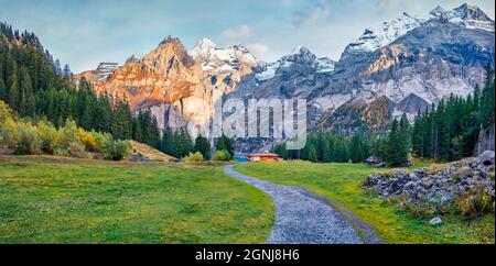 Fußweg zum Oeschinensee. Herrliche Abendszene der Schweizer Alpen mit dem Bluemlisalp im Hintergrund. Herrliche Herbstansicht der Schweiz, Euro Stockfoto