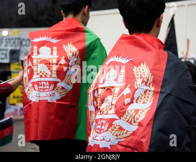 London, Großbritannien. September 2021. Aktivisten schmückten während der Demonstration afghanische Fahnen.in Whitehall auf der Downing Street 10 wurde eine Demonstration von Freya Wood und Imran Rezai organisiert. Der Protest soll sich solidarisch mit allen Menschen in Afghanistan zeigen - mit Menschen aus Paschtoon, Usbekisch, Tadschikisch und Hazara. Vor allem, sich den Frauen in Kabul und in ganz Afghanistan zu stellen, denen täglich ihre Rechte durch die Taliban eingeschränkt werden. Kredit: SOPA Images Limited/Alamy Live Nachrichten Stockfoto