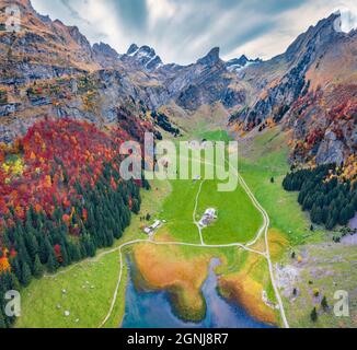 Blick von der fliegenden Drohne. Toller Blick auf den See am Morgen. Atemberaubende Herbstszene der Schweizer Alpen. Santis Peak spiegelt sich in der ruhigen Oberfläche von Stockfoto