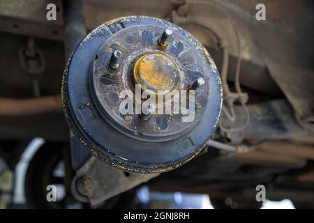 Eine Hinterradnabe des Autos nach dem Entfernen eines Reifens und des Rades, Aufrechterhaltung eines Brems- und Radsystems, Wagenheber zum Wechseln eines Autorades, Nahaufnahme Stockfoto