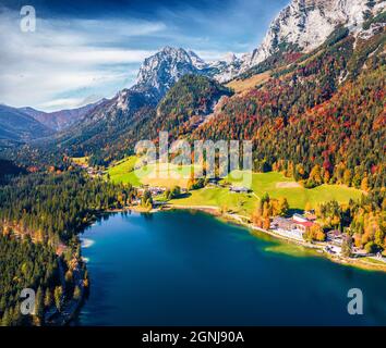 Blick von der fliegenden Drohne. Spannende Herbstszene am Hintersee, Deutschland, Europa. Luftaufnahme der bayerischen Alpen am Morgen. Schönheit der Natur Konzept backg Stockfoto