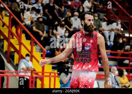 Der italienische Flügel von Mailand, Luigi Datome, schaut am 25. September 2021 während des A1-Basketballspiels zwischen SSC Gevi napoli und Armani Exchange Milano im Palabarbuto in Neapel, Süditalien. Stockfoto