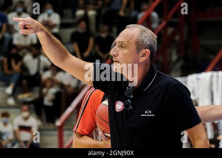 Mailands italienischer Trainer Ettore Messina beim A1-Basketballspiel zwischen dem SSC Gevi napoli-Korb und Armani Exchange Milano am 25. September 2021 im Palabarbuto in Neapel, Süditalien. Stockfoto