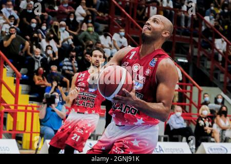 Der Mailänder Shavon Shields schießt den Ball während des A1-Basketballspiels zwischen dem SSC Gevi napoli-Korb und der Armani Exchange Milano am 25. September 2021 im Palabarbuto in Neapel, Süditalien. Stockfoto