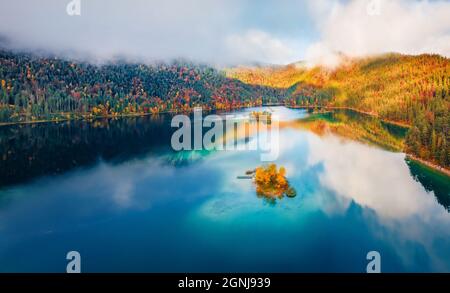 Blick von der fliegenden Drohne. Neblige Morgenansicht des Eibsees mit Zugspitze im Hintergrund. Spektakuläre Herbstszene der bayerischen Alpen, Germ Stockfoto