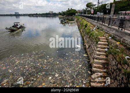 Hyderabad, Indien.21. September 2021.Eine schwimmende Müllsammelmaschine entfernt am nächsten Tag nach dem Eintauchen der Ganesh-Idole Müll aus dem hussain sagar See Stockfoto