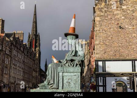 Edinburgh, Schottland, Großbritannien... September 2021. Im Bild: Bei der Rückkehr der Studenten nach Edinburgh werden alte Studentenwitze durch die strategische Platzierung von Kegeln auf der David Hume-Statue auf der Royal Mile wiederhergestellt. Kredit: Rich Dyson/Alamy Live Nachrichten Stockfoto