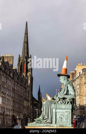 Edinburgh, Schottland, Großbritannien... September 2021. Im Bild: Bei der Rückkehr der Studenten nach Edinburgh werden alte Studentenwitze durch die strategische Platzierung von Kegeln auf der David Hume-Statue auf der Royal Mile wiederhergestellt. Kredit: Rich Dyson/Alamy Live Nachrichten Stockfoto