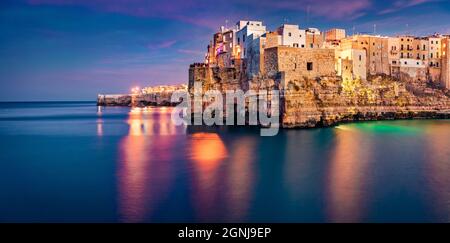 Ruhiges Abendstadtbild von Polignano a Mare Stadt, Region Apulien, Italien, Europa. Beleuchtete alte Häuser auf der Chore der Adria. Reisekonzept Stockfoto