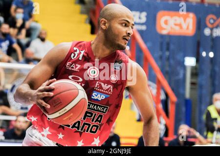 Die Mailänder Shavon Shields laufen mit dem Ball während des A1-Basketballspiels zwischen SSC gevi napoli Basket und Armani Exchange Milano am 25. September 2021 im Palabarbuto in Neapel, Süditalien. Stockfoto