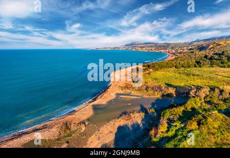 Blick von der fliegenden Drohne. Atemberaubende Morgenansicht der Stadt Sciacca, Provinz Agrigento, südwestliche Küste Siziliens, Italien, Europa. Super Stockfoto