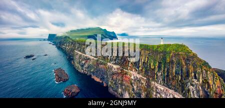 Panoramablick von der fliegenden Drohne auf die Insel Mykines mit altem Leuchtturm. Düstere Sommerszene der Färöer Inseln, Dänemark, Europa. Atemberaubende Meereslandschaft von AT Stockfoto
