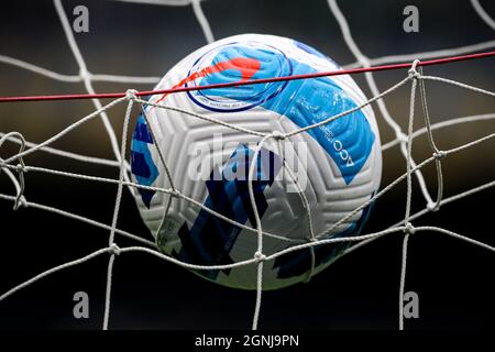 Mailand, Italien, 25. September 2021. Ein offizieller Nike Serie A Matchball sitzt während des Serie A-Spiels bei Giuseppe Meazza, Mailand, auf dem Dach des Tornetzes. Bildnachweis sollte lauten: Jonathan Moscrop / Sportimage Stockfoto