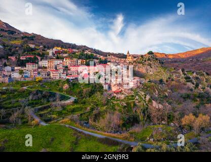 Blick von der fliegenden Drohne. Atemberaubendes Stadtbild im Frühling von Novara di Sicilia. Luftaufnahme von Sizilien, Italien, Europa. Schöne Welt von Mediterr Stockfoto