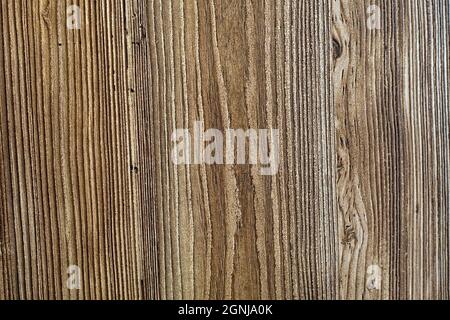 Helles Kiefernbrett mit vertikalen Linien. Hintergrund mit Holzstruktur. Hintergrundbild zum Hinzufügen von Text oder Arbeitsdesign für Hintergrund Produkt. Draufsicht. Flach, natürlich Stockfoto