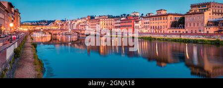 Mittelalterliche gewölbte Flussbrücke mit römischen Ursprüngen - Ponte Santa Trinita über dem Arno. Herrliche sommerliche Stadtansicht von Florenz, Italien, Europa. Reisen Stockfoto