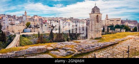 Panorama-Sommer-Stadtbild der alten lateinischen Stadt - Gravina in Apulien mit Kirche des Heiligen Nikolaus im Hintergrund. Herrliche Morgenlandschaft von Apulien, Es Stockfoto