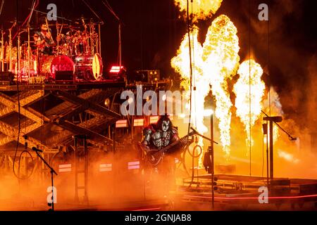 25. September 2021, Chula Vista, Kalifornien, USA: Gene Simmons von der Band Kiss treten live auf der Bühne auf, während sie die Road World Tour beenden. (Bild: © K.C. Alfred/ZUMA-Pressdraht) Stockfoto