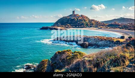 Majestätische Sommer Ansicht des beliebten touristischen Ziel - Acropoli di Bithia mit Torre di Chia Turm im Hintergrund. Wunderschöner Blick auf Sardinien am Morgen Stockfoto