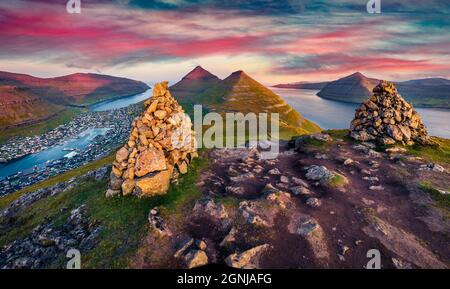 Wunderschöne Sonnenuntergangsansicht der Stadt Klaksvik, von populat Touristenattraktion - Klakkur Gipfel, Färöer Inseln, Dänemark, Europa. Bunte abendliche Seestücke von AT Stockfoto