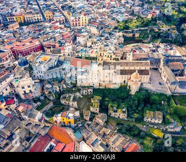 Geradlinige Ansicht von der fliegenden Drohne. Luftbild am Morgen von Gravina in Apulien tovn. Malerische Sommerlandschaft von Apulien, Italien, Europa. Trave Stockfoto