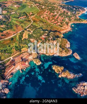 Von der fliegenden Drohne von Tonnara di Scopello aus gesehen. Spektakuläre Sommerszene von Sizilien, Italien, Europa. Wundervolle Morgenlandschaft von Mediterra Stockfoto