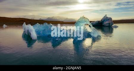 Panoramablick auf die Eisberge am Abend in der Jokulsarlon Glacier Lagoon. Herrliche Sommerszene im Vatnajokull Nationalpark. Ruhige Morgenszene von Island, E Stockfoto