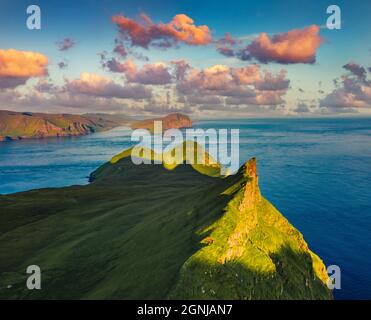 Blick von der fliegenden Drohne. Tolle Abendszene auf Mykines Island. Fantastische Sommeransicht der Alaberg Klippen, Färöer Inseln, Dänemark, Europa. Malerisch Bei Stockfoto