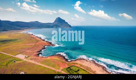 Blick von der fliegenden Drohne. Unglaubliche Sommerszene des Monte Cofano Nationalparks, Sizilien, Kap San Vito, Italien, Europa. Helle Morgenseekape von Medi Stockfoto