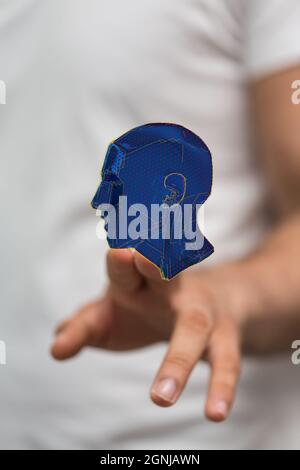 Ein 3d-Rendering einer Cyber-Mind-Technologie des menschlichen Kopfes auf einer männlichen Hand mit freiem Raum Stockfoto
