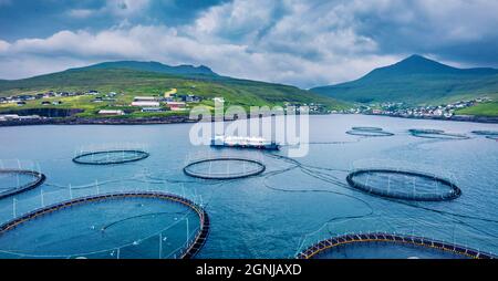 Blick von der fliegenden Drohne. Forellenfarm in der Nähe des Dorfes Sandavagur. Düstere Sommerszene der Insel Vagar. Panoramablick auf die Färöer Inseln, Dänemark, E Stockfoto