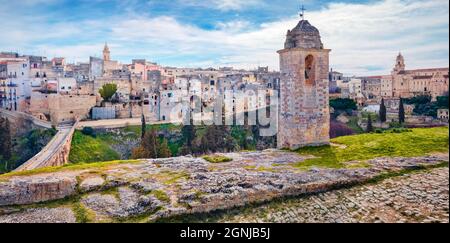 Atemberaubende Frühlingslandschaft der alten lateinischen Stadt - Gravina in Apulien. Herrliche Morgenszene von Apulien, Italien, Europa. Hintergrund des Reisekonzepts. Stockfoto