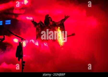 25. September 2021, Chula Vista, Kalifornien, USA: Gene Simmons von der Band Kiss treten live auf der Bühne auf, während sie die Road World Tour beenden. (Bild: © K.C. Alfred/ZUMA-Pressdraht) Stockfoto