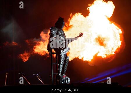 25. September 2021, Chula Vista, Kalifornien, USA: Gene Simmons von der Band Kiss treten live auf der Bühne auf, während sie die Road World Tour beenden. (Bild: © K.C. Alfred/ZUMA-Pressdraht) Stockfoto