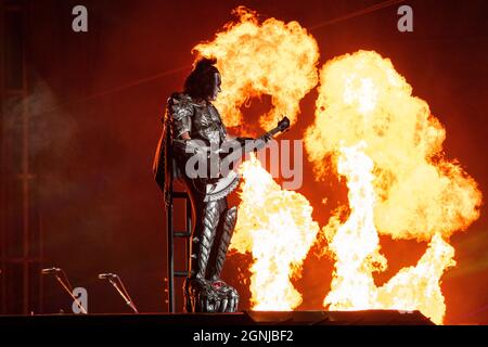 25. September 2021, Chula Vista, Kalifornien, USA: Gene Simmons von der Band Kiss treten live auf der Bühne auf, während sie die Road World Tour beenden. (Bild: © K.C. Alfred/ZUMA-Pressdraht) Stockfoto