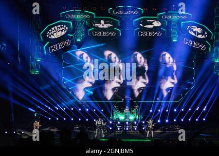 25. September 2021, Chula Vista, Kalifornien, USA: Die Band Kiss tritt live auf der Bühne auf, während sie die Road World Tour beendet. (Bild: © K.C. Alfred/ZUMA-Pressdraht) Stockfoto