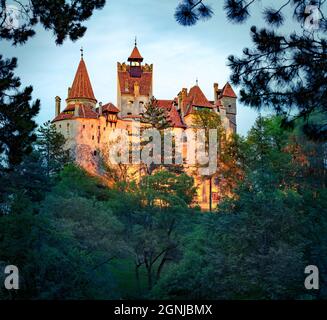 BRASOV, RUMÄNIEN - 07. JULI 2018: Düstere Abendansicht des Schlosses Bran. Dunkle Sommerszene des mittelalterlichen Wahrzeichen - Dracula Festung in Siebenbürgen, Romani Stockfoto