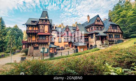 RUMÄNIEN / SINAIA, 07. Juli 2018: Sommer morgens Blick auf beliebte touristische Deastination - Pelisor Schloss, Teil des Komplexes als Peles Schloss. Stockfoto