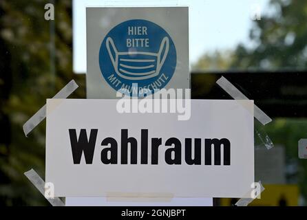 Aachen, Deutschland. September 2021. An der Eingangstür zu einem Wahllokal sind Plakate mit der Aufschrift „Abstimmungsraum“, „Hier bitte mit Mundschutz“, angebracht. Quelle: Federico Gambarini/dpa/Alamy Live News Stockfoto