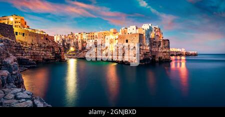 Panoramiv Stadtbild von Polignano a Mare Stadt, Region Apulien, Italien, Europa. Beleuchtete alte Häuser auf der Chore der Adria. Reisekons Stockfoto