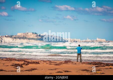 Tourist macht ein Foto von Vieste Stadt. Große Frühlingslandschaft der Adria, Nationalpark Gargano, Region Apulien, Italien, Europa. Reisekonzept Stockfoto