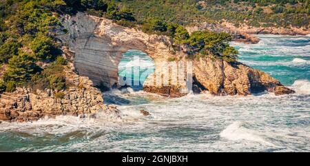 Stürmisches Wetter im Nationalpark Gargano, Lage Torre di San Felice, Region Apulien, Italien, Europa. Fantastische Morgenseelandschaft der Adria. Schönheit Stockfoto