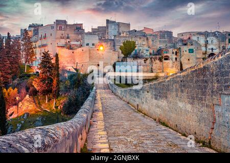 Fantastischer Sonnenaufgang im Frühling auf Gravina in der Stadt Apulien mit alter Steinbrücke. Unglaubliche Morgenlandschaft von Apulien, Italien, Europa. Reisekonzept BAC Stockfoto