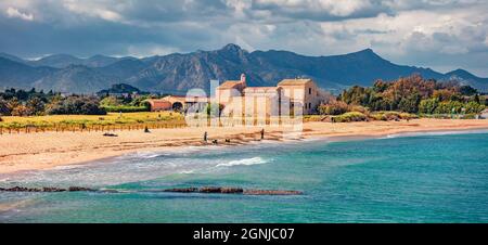 Panoramablick auf den Strand von Nora im Sommer. Heller Synny-Tag auf Sardinien, Italien, Europa. Wunderbare Meereslandschaft des Mittelmeers. Reisekonzept BA Stockfoto