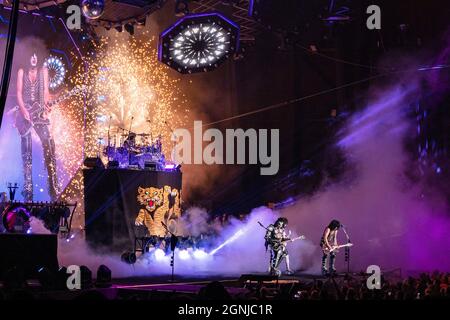 25. September 2021, Chula Vista, Kalifornien, USA: Die Band Kiss tritt live auf der Bühne auf, während sie die Road World Tour beendet. (Bild: © K.C. Alfred/ZUMA-Pressdraht) Stockfoto