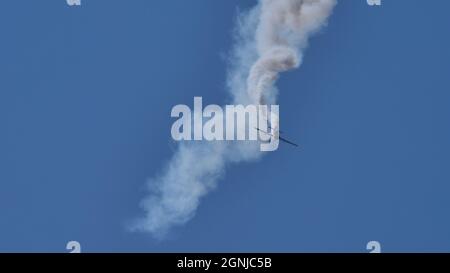 Maribor Airshow Slovenia 15. AUGUST 2021 Akrobatisches Flugzeug am blauen Himmel mit weißem Rauch. Speicherplatz kopieren. MX Aircraft MXS von Veres Zoltan Stockfoto