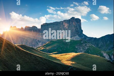 Majestätische Morgenansicht der Lastoni di Formin Bergkette vom Giau Pass. Wunderschöne Sommerszene der Dolomiti Alpen, Region Cortina d’Ampezzo, Provinz Stockfoto