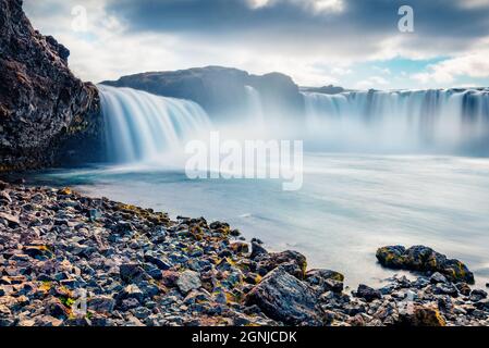 Mystische Sommer Ansicht von beliebten touristischen Ziel - Godafoss Waterfall, Island, Europa. Herrliche Morgenszene des Flusses Skjalfandafljot. Die Schönheit von Stockfoto