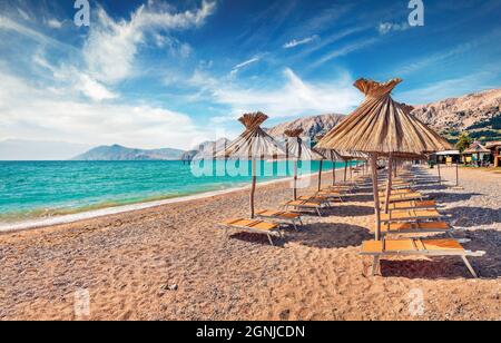 Tolle Morgenszene am Baska Beach. Romantische Sommerseelandschaft der Adria, Baska Stadt Lage, Insel Krk, Kvarner Bucht Archipel, Kroatien, Euro Stockfoto